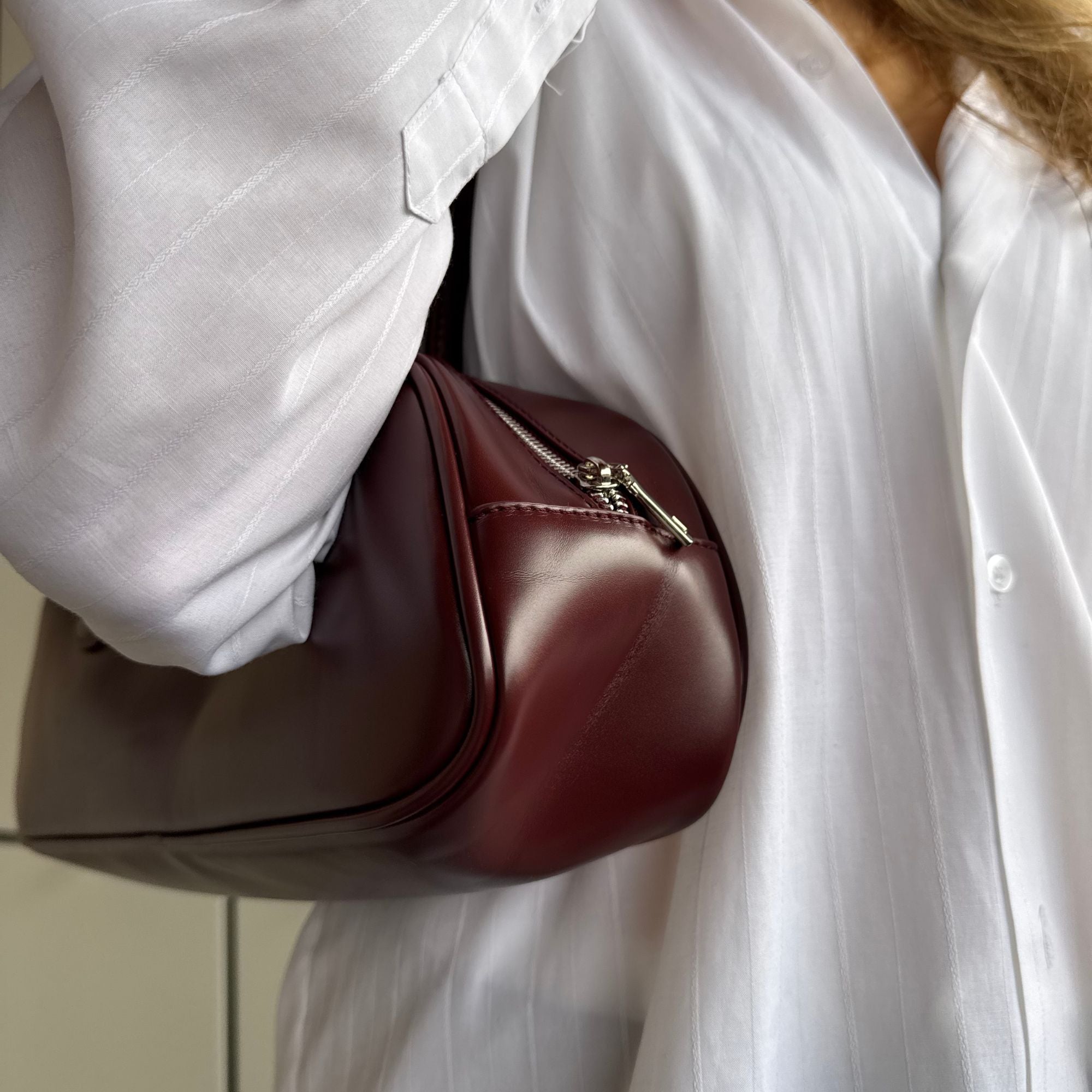 Vivienne Barrel Bag Wein