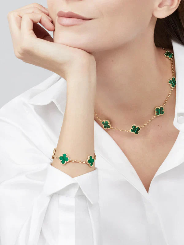 CLOVER | Goldene Halskette mit 10 Motiven in Grüner Farbe-Maison Doré
