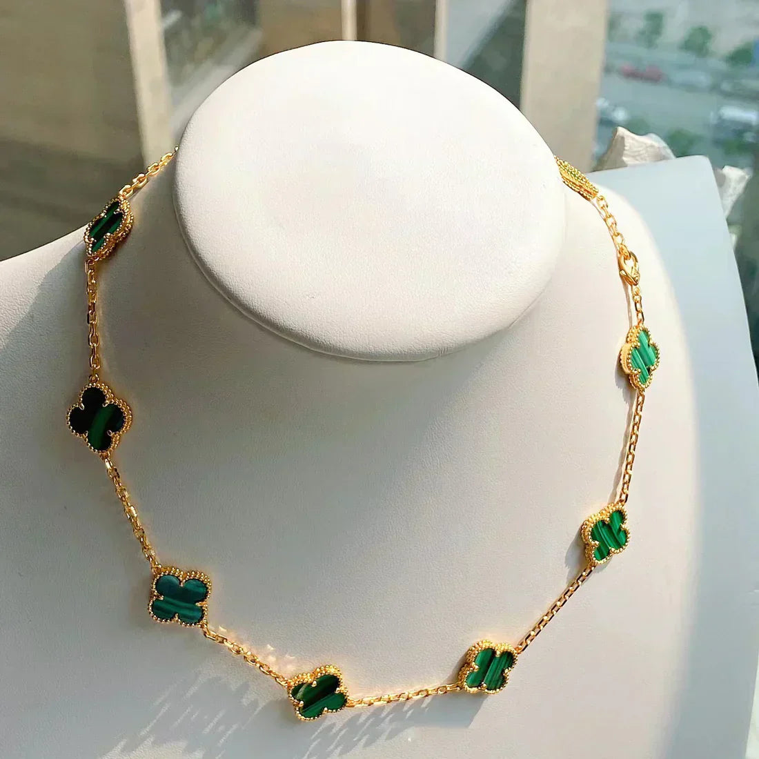 CLOVER | Goldene Halskette mit 10 Motiven in Grüner Farbe-Maison Doré